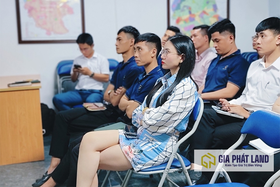 Đội ngũ Sales Gia Phát Land trau dồi kỹ năng viết content chuẩn SEO cho đất nền 2026.