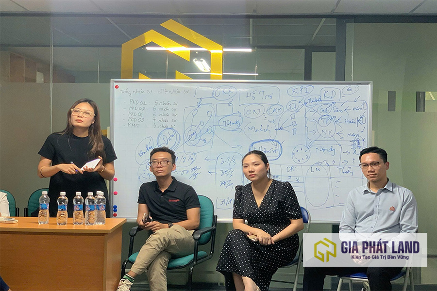 Buổi thảo luận tháo gỡ nút thắt chi phí quảng cáo đất nền Gia Phát Land 2026 cho đội ngũ Sales.