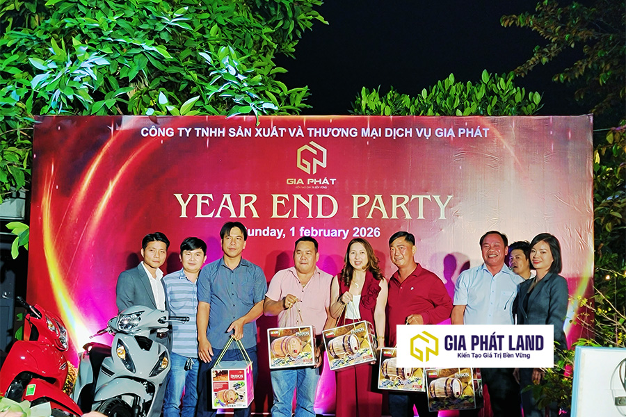 Ban lãnh đạo Gia Phát Land chụp ảnh cùng các đối tác chiến lược tại tiệc Tất niên 2025.