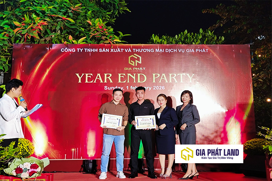 Lễ vinh danh nhân viên xuất sắc tại tiệc Tất niên Gia Phát Land 2025
