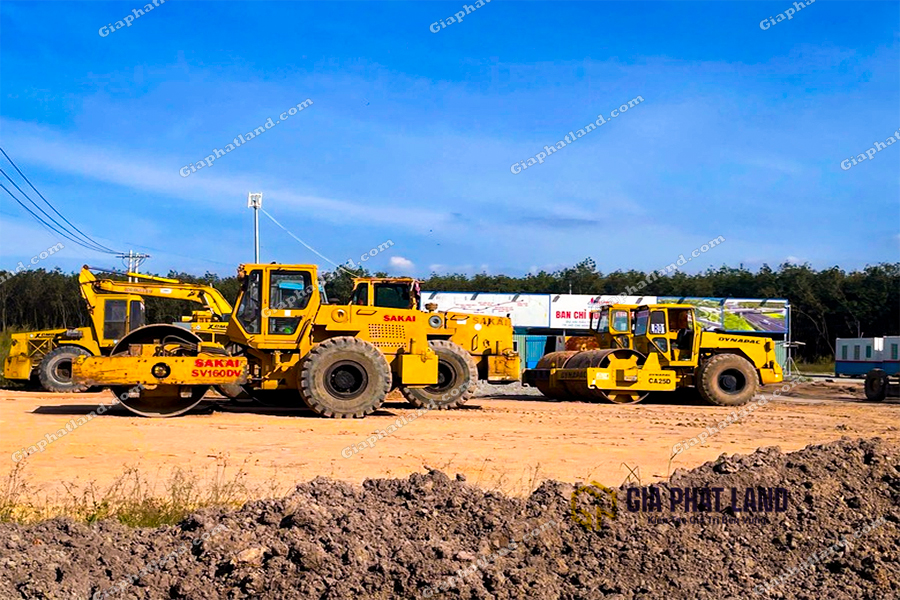 Tuy nhiên, một số hạng mục vẫn chưa đáp ứng yêu cầu theo kế hoạch. Hiện còn 2 trường hợp chưa đo đạc, 73 trường hợp chưa được phê duyệt phương án bồi thường và 291 hộ dân chưa nhận tiền.Phần diện tích chưa bàn giao tập trung chủ yếu tại các phường Vĩnh Tân, Tân Khánh, Tân Hiệp và xã Bình Cơ. 